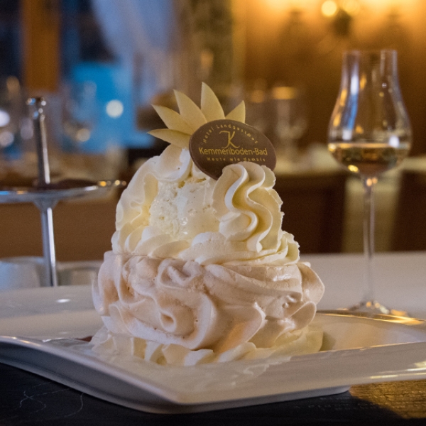 Enjoy meringues at the Kemmeriboden-Bad